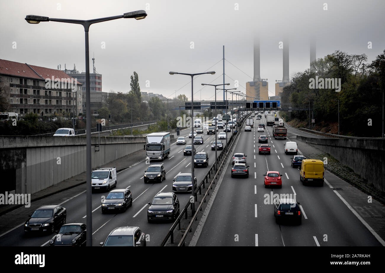 Berlin, Germany. 29th Oct, 2019. Dense but flowing traffic on the city ...