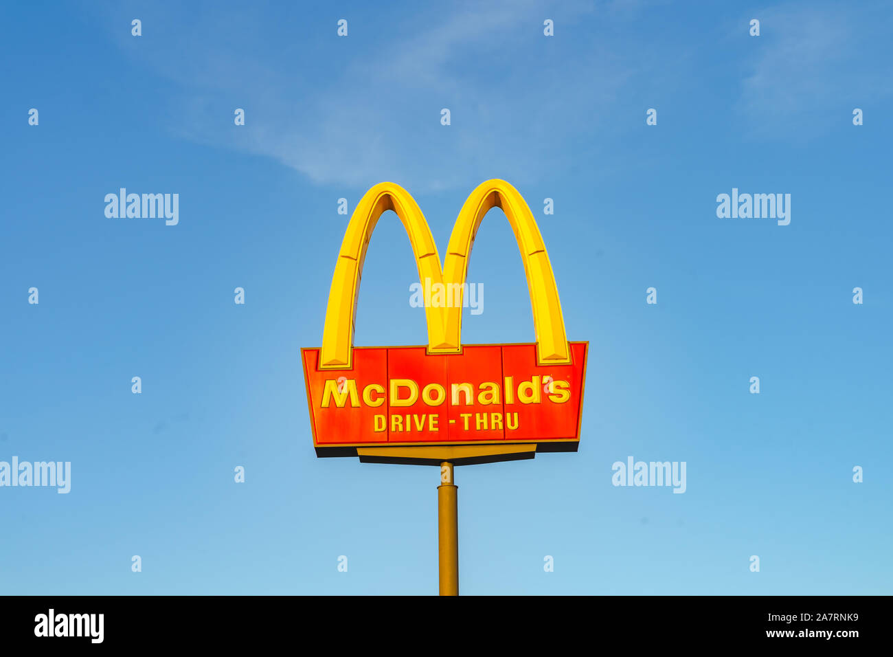 Mcdonalds logo sign yellow hi-res stock photography and images - Alamy