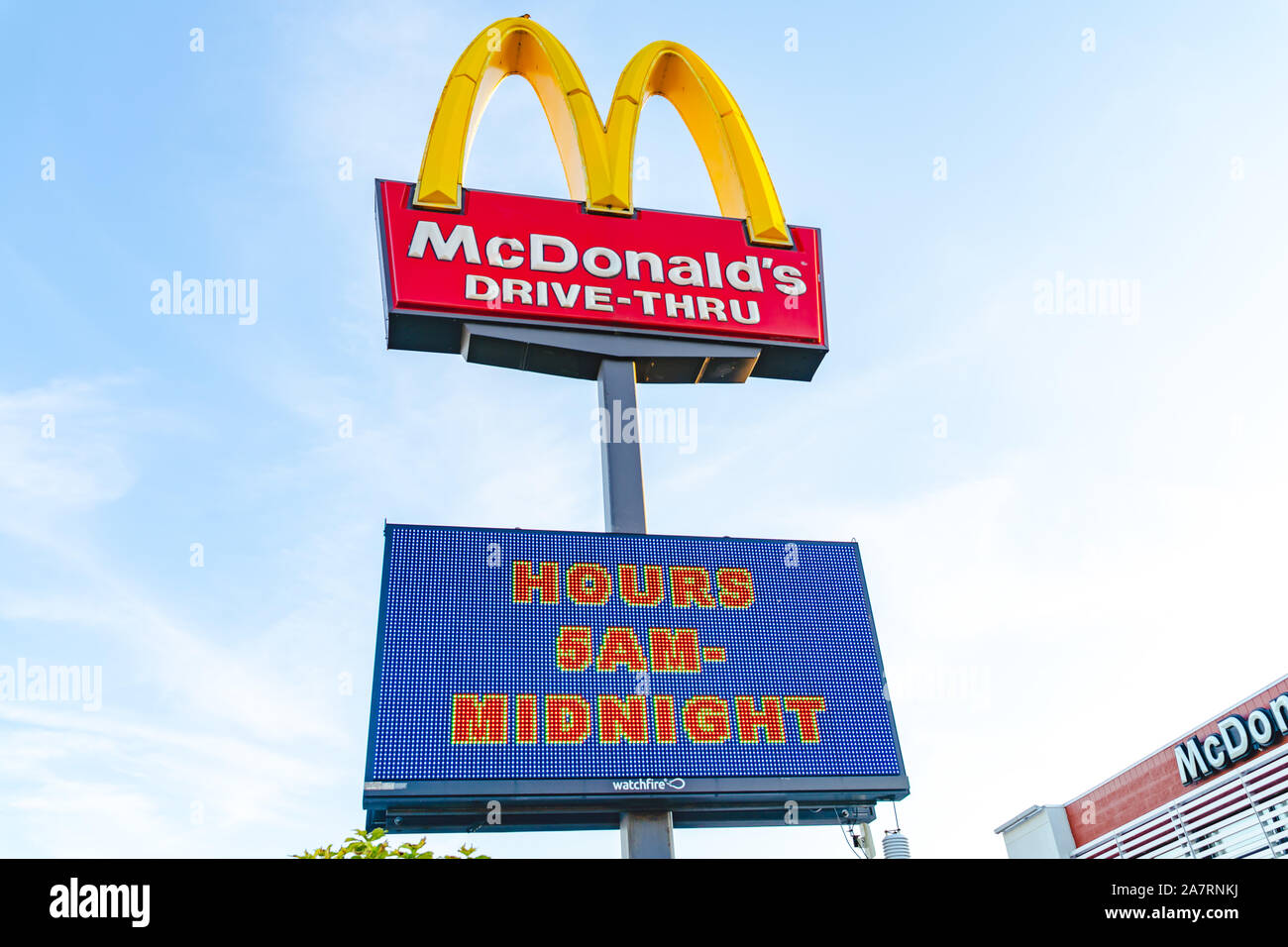 Mcdonalds logo sign yellow hi-res stock photography and images - Alamy