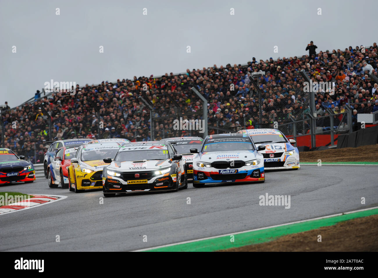 Brands Hatch Race Start, Dan Cammish (GBR)  Halfords Yuasa Team Dynamics Honda Civic leads Colin Turkington (GBR) WSR BMW Stock Photo