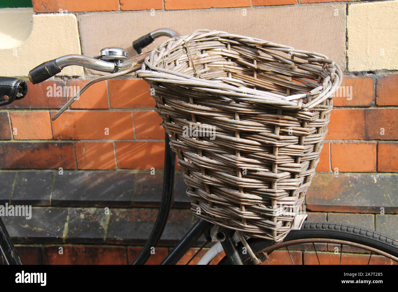 The Wicker Shopping Basket of a Vintage Ladies Bicycle Stock Photo Alamy