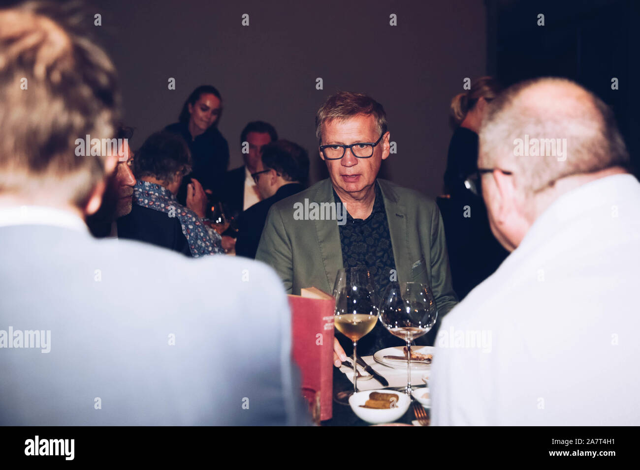 Potsdam, Germany. 13th Sep, 2019. Günther Jauch (M), entertainer, to guests at the opening of the restaurant "Villa Kellermann", which he runs in cooperation with top chef Tim Raue. has
