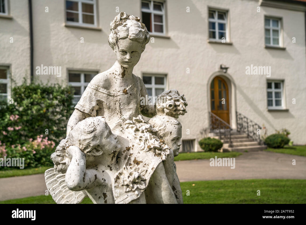 Statue im Innenhof des ehemaligen Benediktinerkloster Schloss Isny, Isny im Allgäu, Baden-Württemberg, Deutschland   | statue at  the courtyard of the Stock Photo