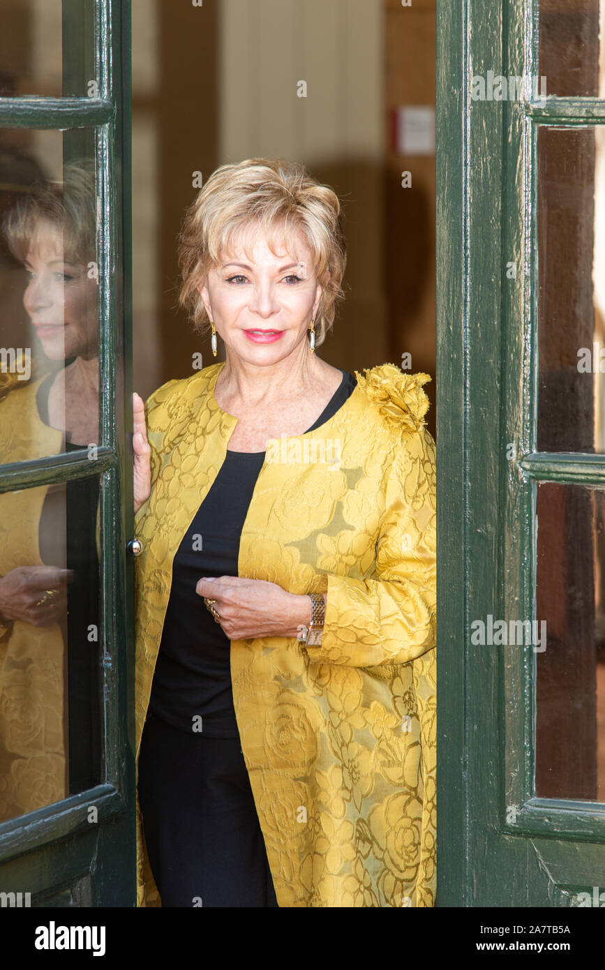 Barcelona España 04/11/2019 ISABEL ALLENDE  Premio Barcino de Novela Histórica Vivimos tiempos de oscuridad”, dijo la célebre escritora chilena Isabel Stock Photo