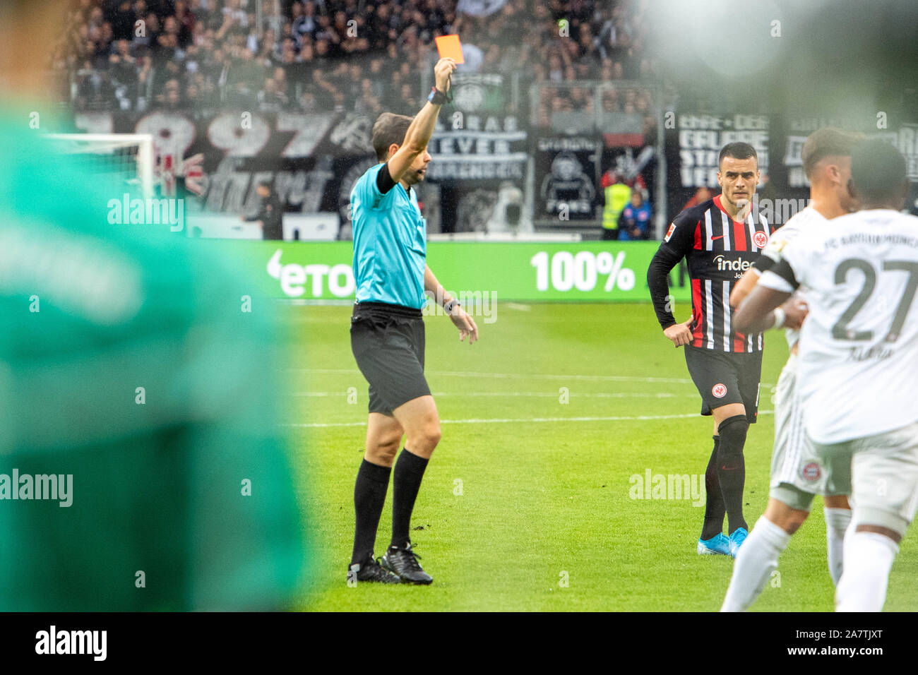 referee Markus SCHMIDT shows Jerome BOATENG (not pictured, M) the red card, red, gesture, gesture, Soccer 1. Bundesliga, 10. matchday, Eintracht Frankfurt (F) - Bayern Munich (M) 5: 1, on 02.11 .2019 in Frankfurt/Germany. ¬ | usage worldwide Stock Photo