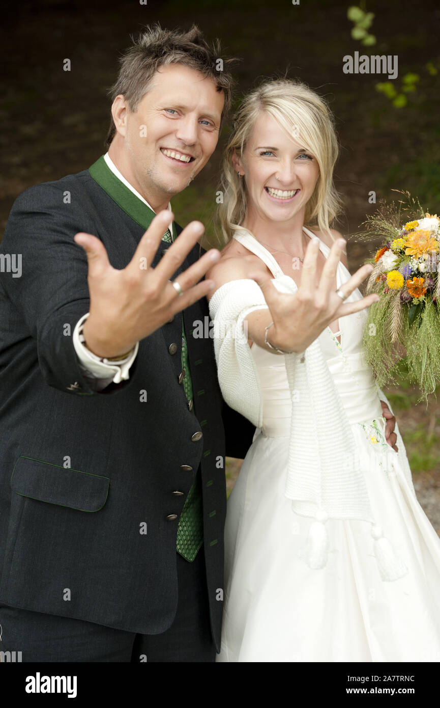 Glückliches Brautpaar, Mann, Frau, 25, 30,  Jahre, Heirat, Ehe, Trauung, Park, Hochzeit, Glücklich, Paar, Ehepaar, Brautpaar, Fototermin, lächeln, zuf Stock Photo