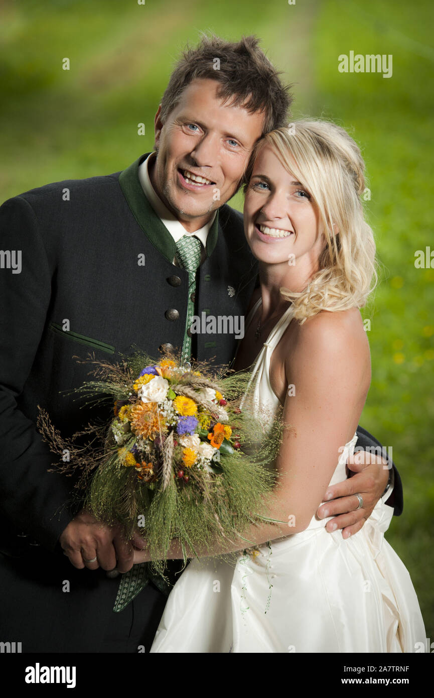 Glückliches Brautpaar, Mann, Frau, 25, 30,  Jahre, Heirat, Ehe, Trauung, Park, Hochzeit, Glücklich, Paar, Ehepaar, Brautpaar, Fototermin, lächeln, zuf Stock Photo