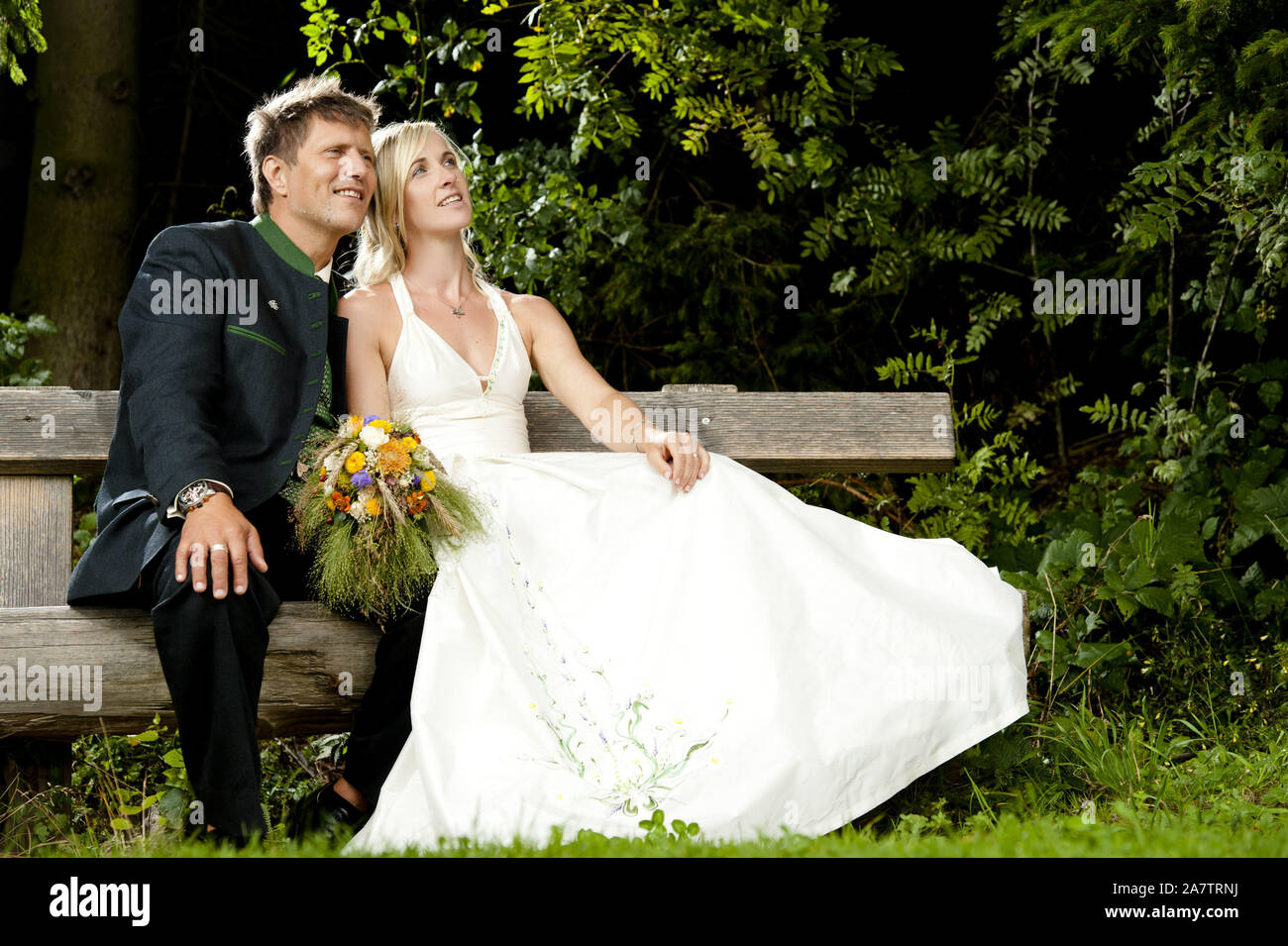 Glückliches Brautpaar, Mann, Frau, 25, 30,  Jahre, Heirat, Ehe, Trauung, Park, Hochzeit, Glücklich, Paar, Ehepaar, Brautpaar, Fototermin, lächeln, zuf Stock Photo