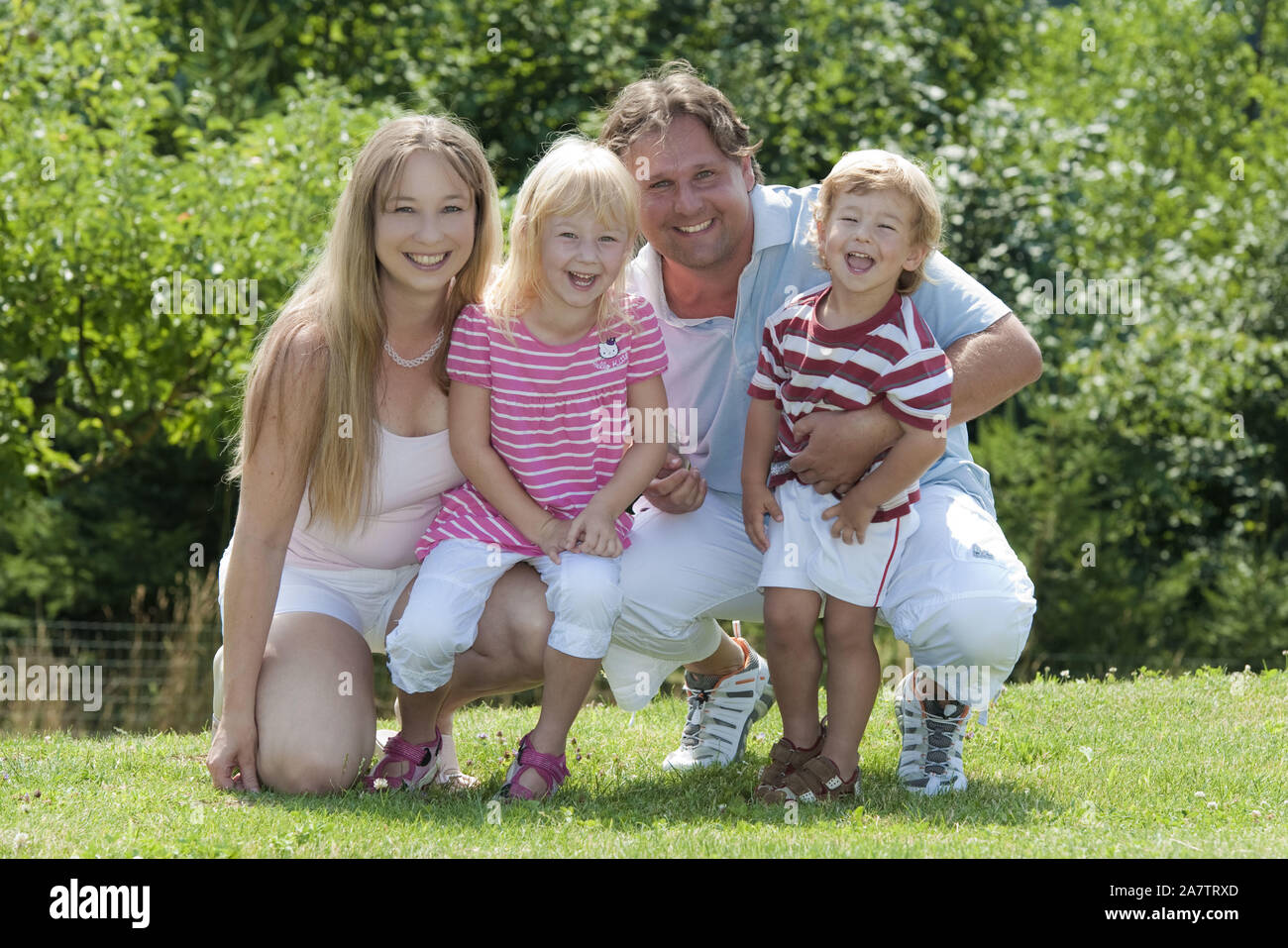 Familienfoto, glücklich Familie, Mann, Frau, zwei Kinder, MR: Yes Stock Photo