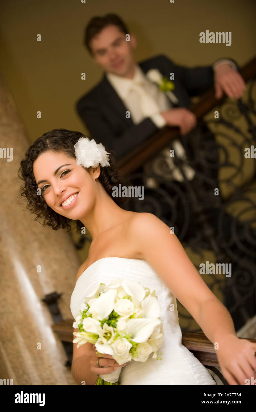 Glückliches Brautpaar, Mann, Frau, 25, 30,  Jahre, Heirat, Ehe, Trauung, Park, Hochzeit, Glücklich, Paar, Ehepaar, Brautpaar, Fototermin, lächeln, zuf Stock Photo