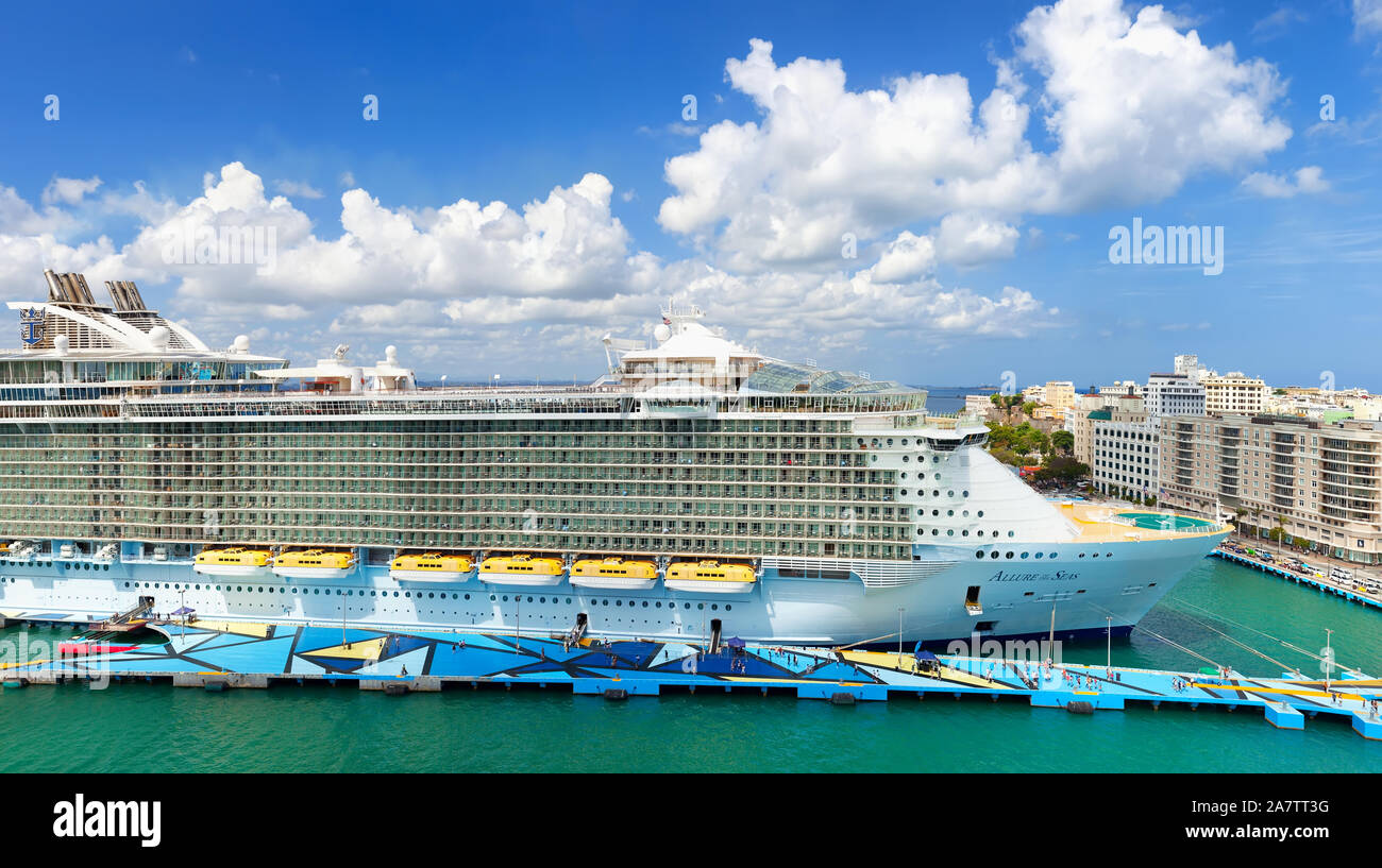 Royal caribbean cruise waves hi-res stock photography and images - Alamy