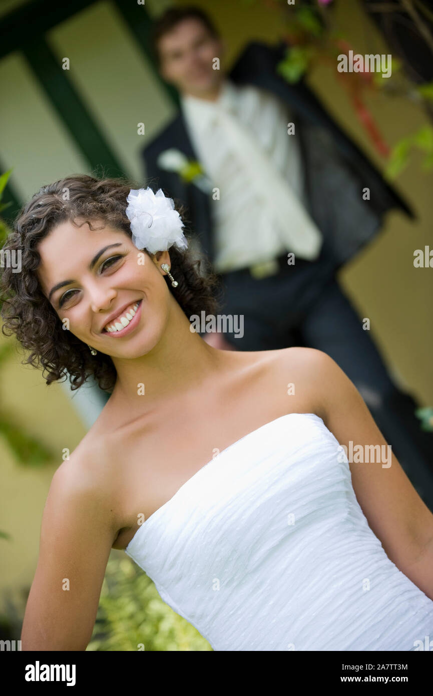 Glückliches Brautpaar, Mann, Frau, 25, 30,  Jahre, Heirat, Ehe, Trauung, Park, Hochzeit, Glücklich, Paar, Ehepaar, Brautpaar, Fototermin, lächeln, zuf Stock Photo