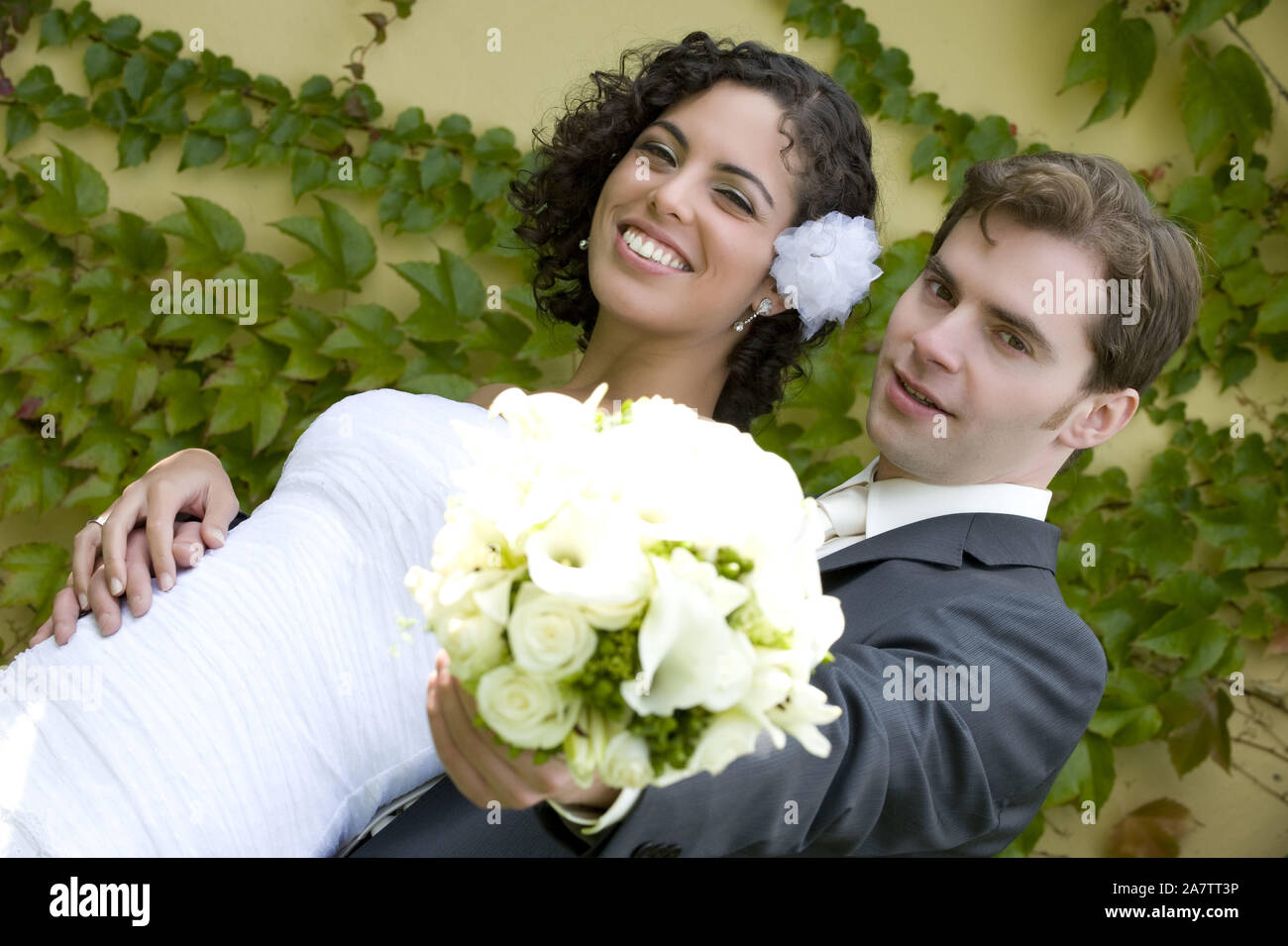 Glückliches Brautpaar, Mann, Frau, 25, 30,  Jahre, Heirat, Ehe, Trauung, Park, Hochzeit, Glücklich, Paar, Ehepaar, Brautpaar, Fototermin, lächeln, zuf Stock Photo