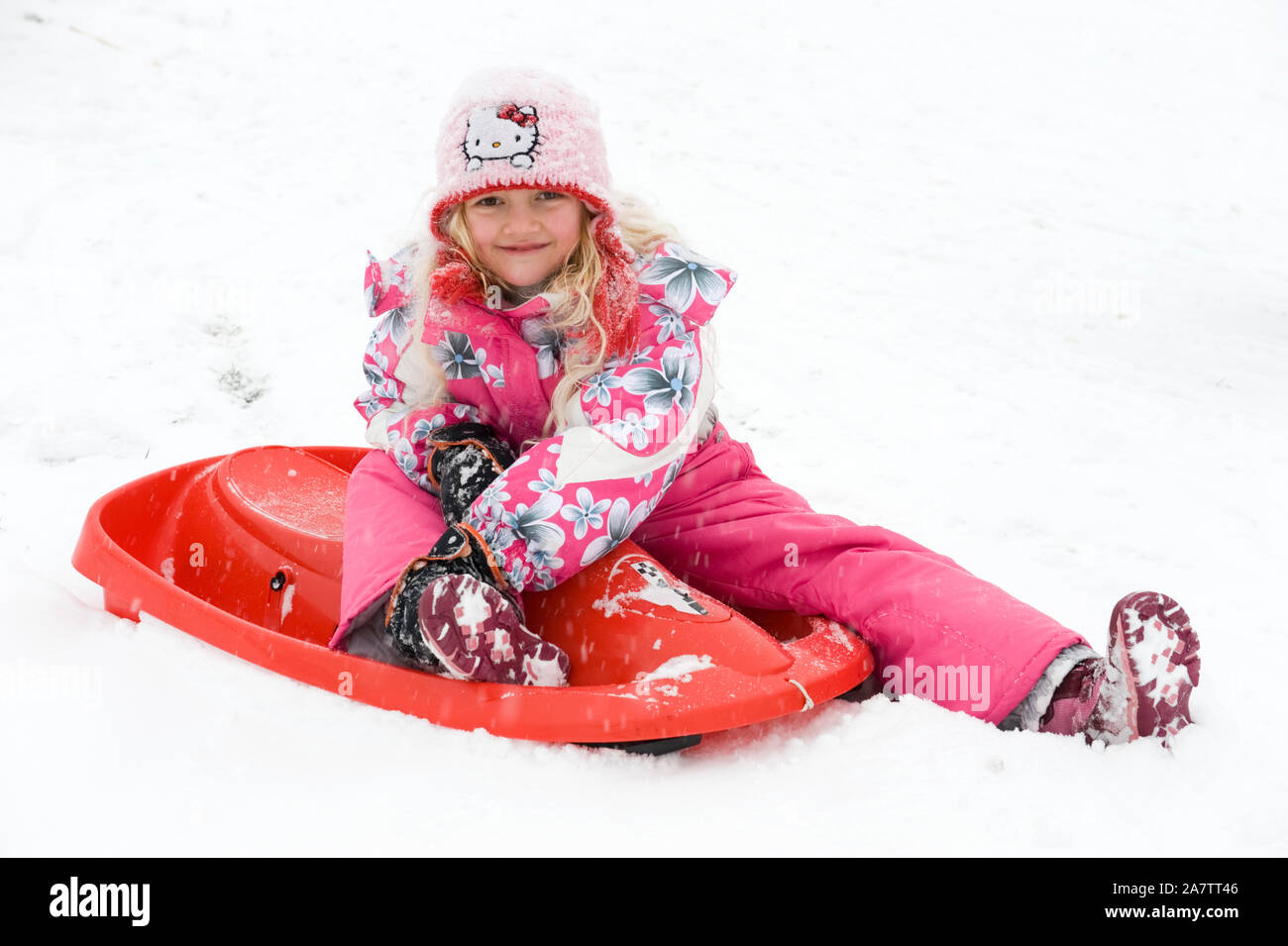 Mädchen mit Bob im Schnee, Schlitten, Winter, Schneelandschaft, 8 Jahre, MR: Yes Stock Photo