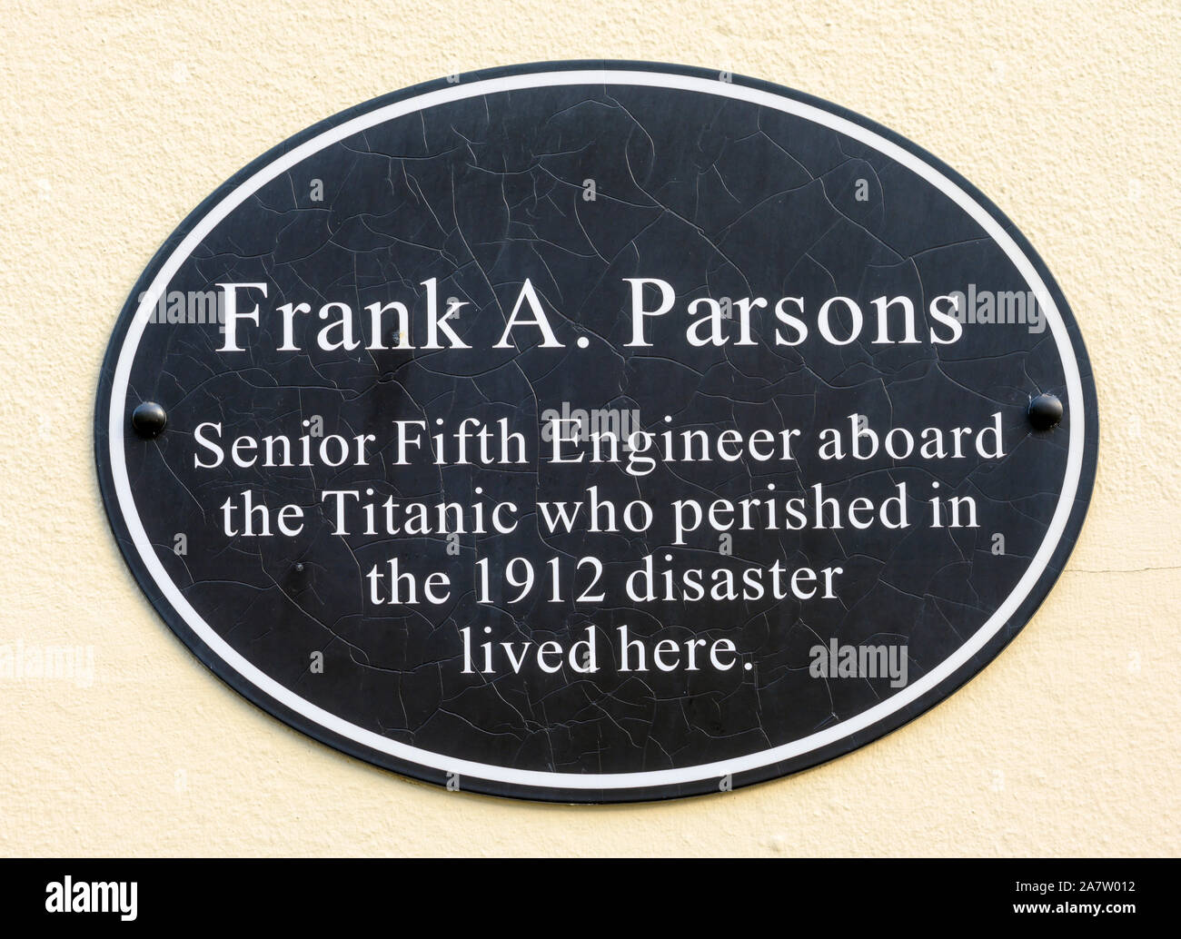 Heritage plaque at 38 Bugle Street, Southampton, Hampshire, England, UK where Frank Alfred Parsons - Senior Fifth Engineer aboard Titanic lived. Stock Photo