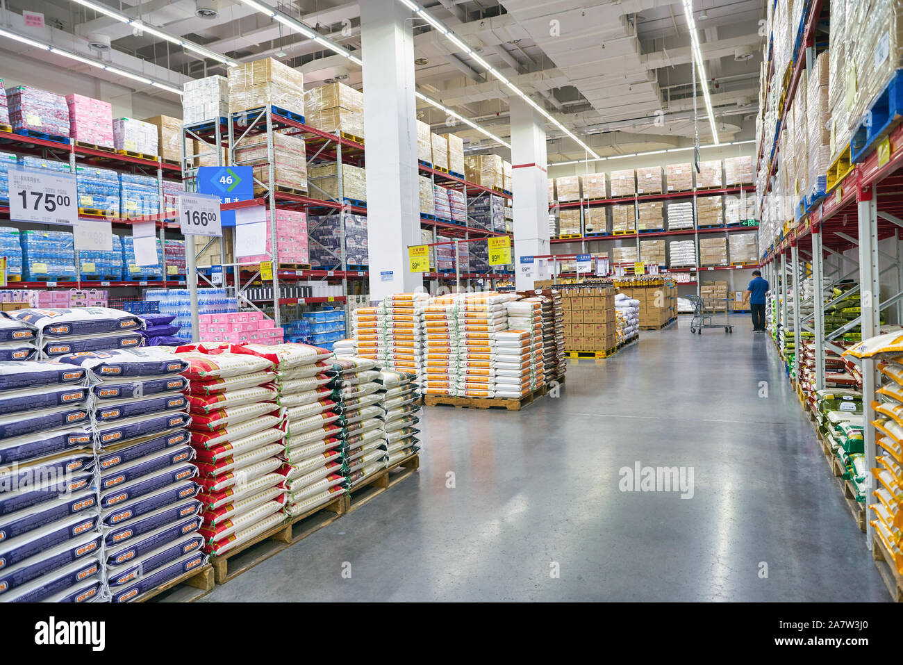 SHENZHEN, CHINA - APRIL 22, 2019: interior shot of Sam's Club store in ...