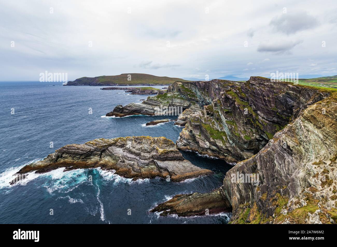 Kerry Cliffs offer spectacular views of the Skellig Islands and Puffin Island, over 305 meters high. Stock Photo