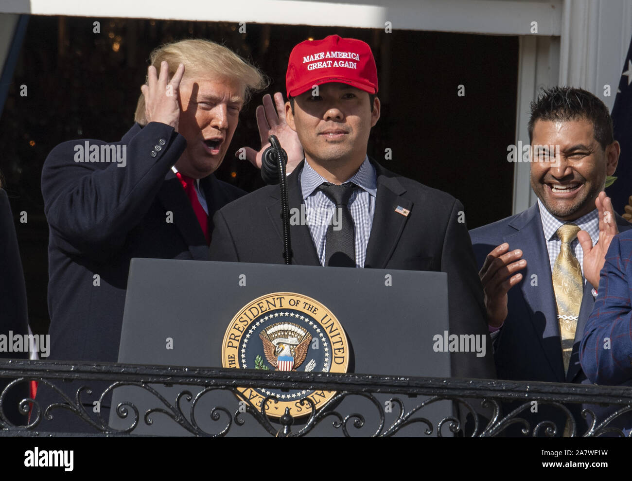 Nationals' Kurt Suzuki wears MAGA hat, Ryan Zimmerman gives Trump jersey at White  House