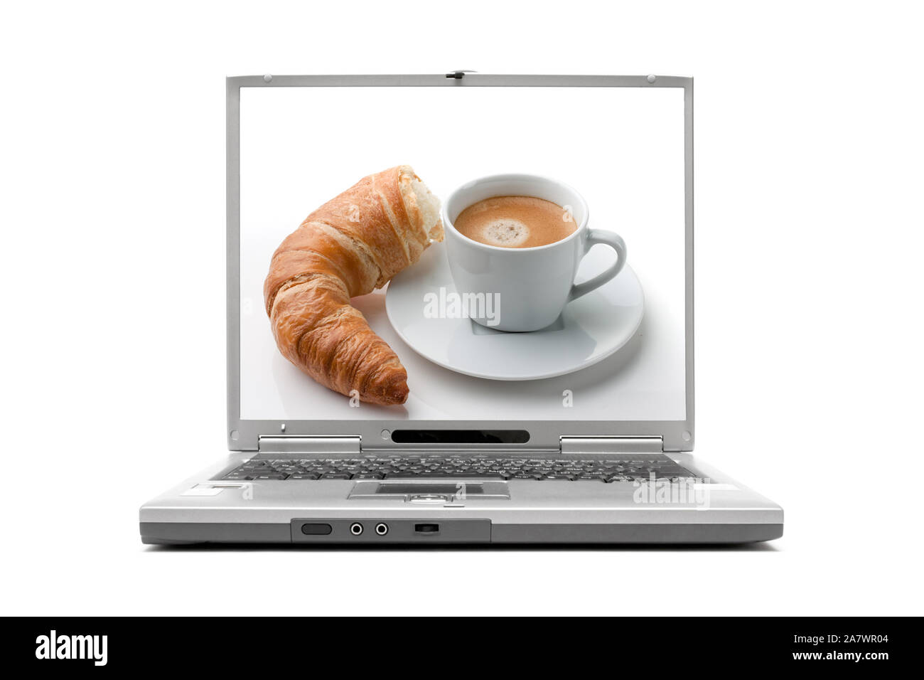Laptop zeigt Frühstück, Croissant und Milchkaffee, Stock Photo