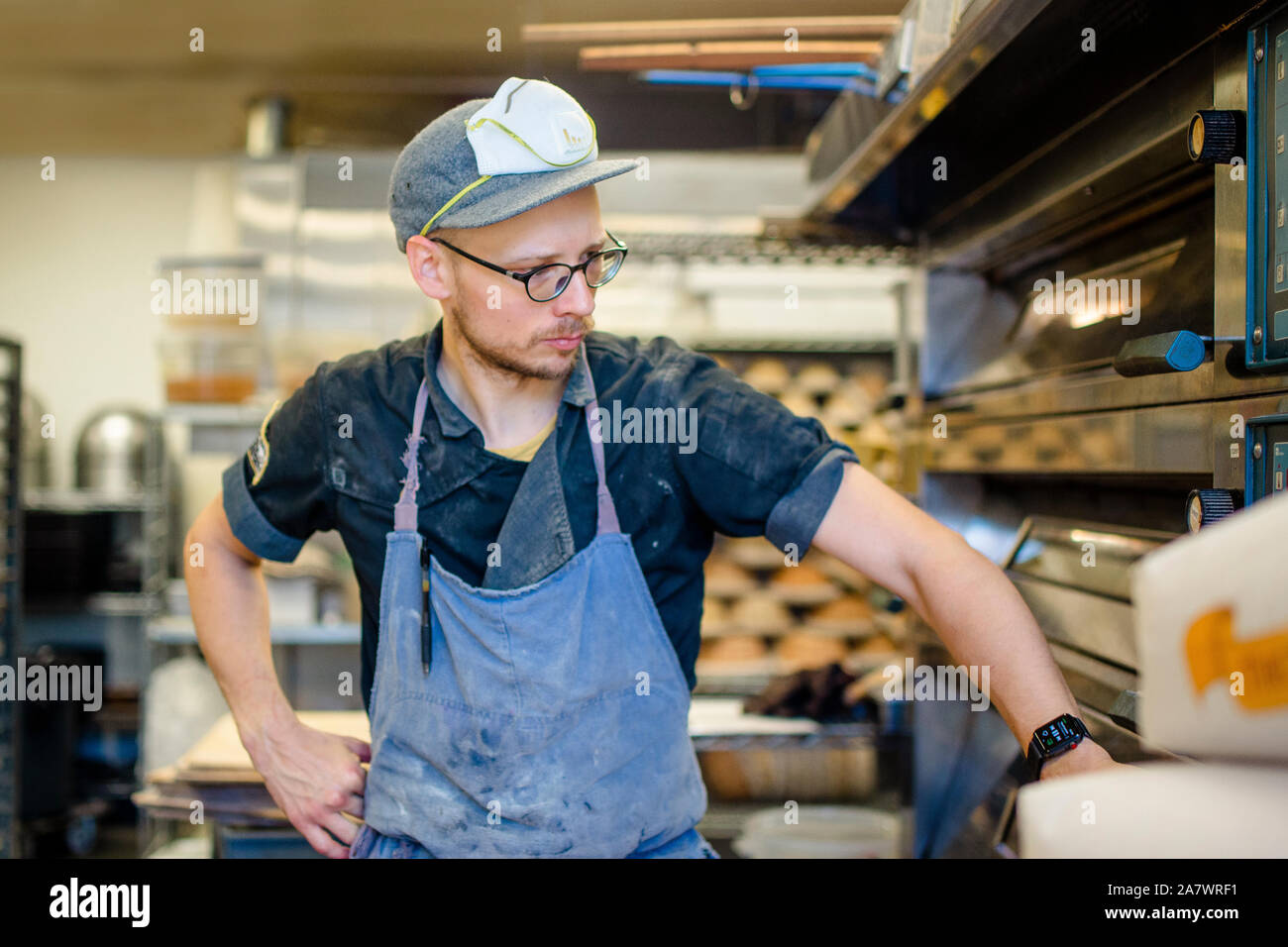 Inside bakery oven hi-res stock photography and images - Alamy