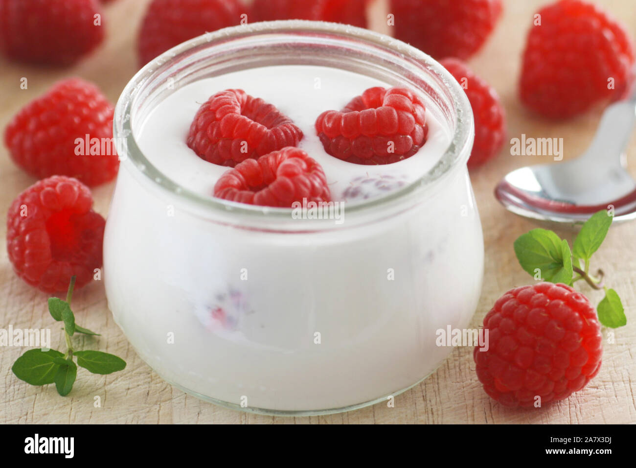 Asas Raspberry Yoghurt Plain yogurt with berries hi-res stock photography and images - Alamy