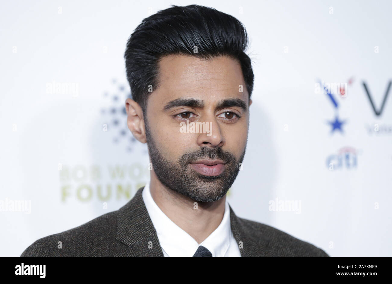 Hasan minhaj stand up hi-res stock photography and images - Alamy