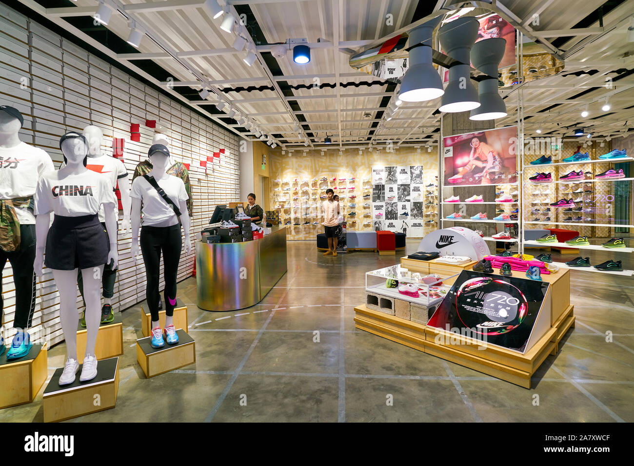 comportarse Kent Temporizador Nike store interior hi-res stock photography and images - Alamy