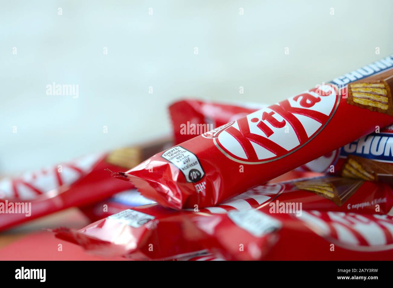 Snapped Kitkat Snapped chocolate bar hi-res stock photography and images - Alamy