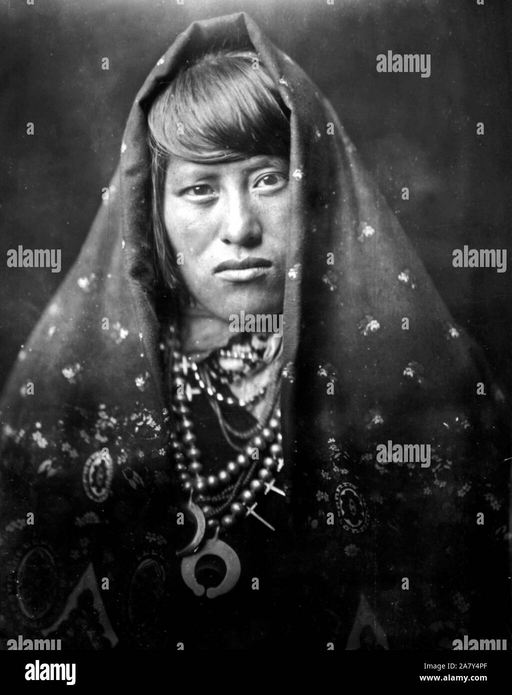 Edward S. Curits Native American Indians Headandshoulders portrait