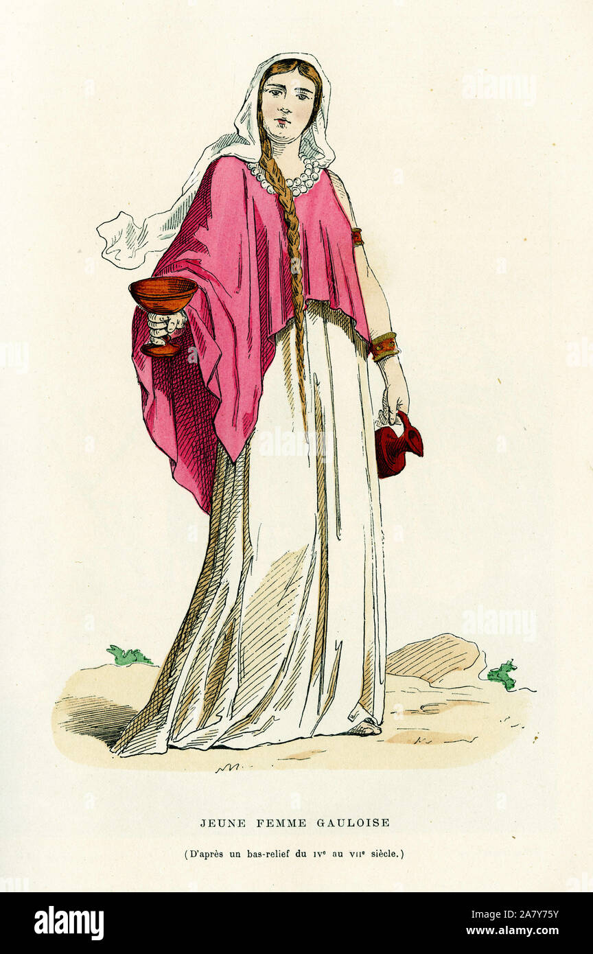 Costume de jeune femme gauloise, compose d'une tunique large et plissee et d'un mantelet agrafe sur l'epaule, avec un long voile qui cache une partie Stock Photo