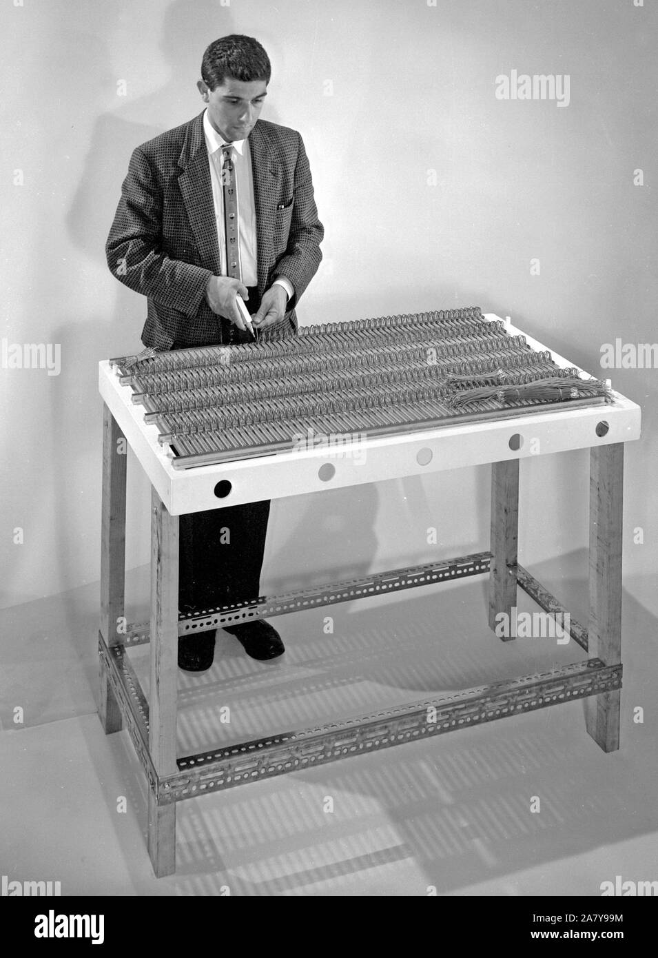 Model of computer with Tom Taussig. Photograph taken October 7, 1959. Bubble Chamber-820. Stock Photo