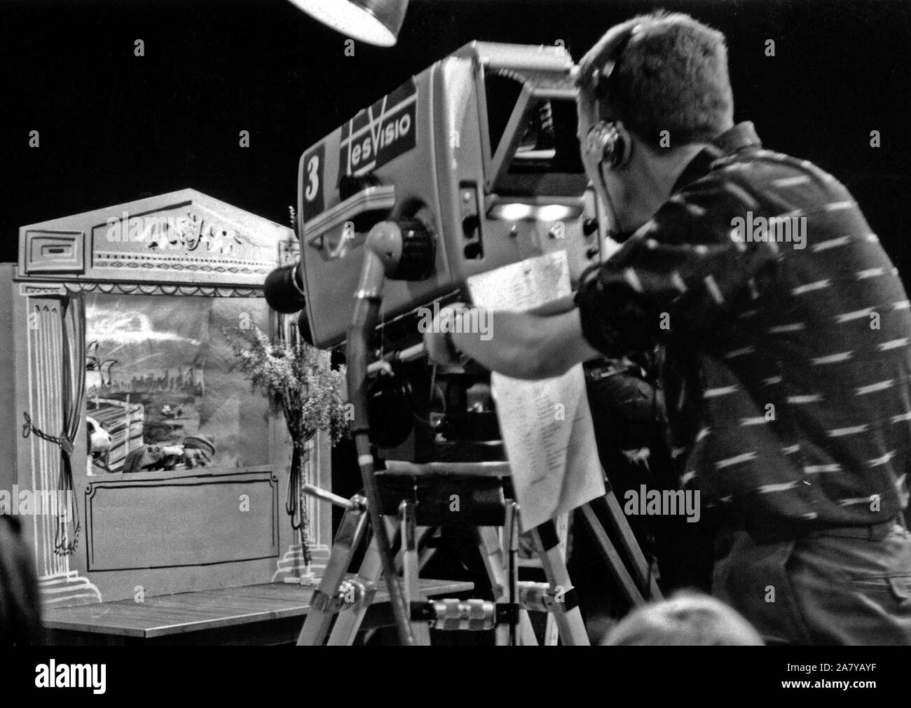 Tesvisio, 1957-1965, the first television channel in Finland. Tesvisio's cameraman at work  Tesvisio, 1957-1965, the first television channel in Finland. Cameraman Matti Hämäläinen at work in the television studio. Stock Photo