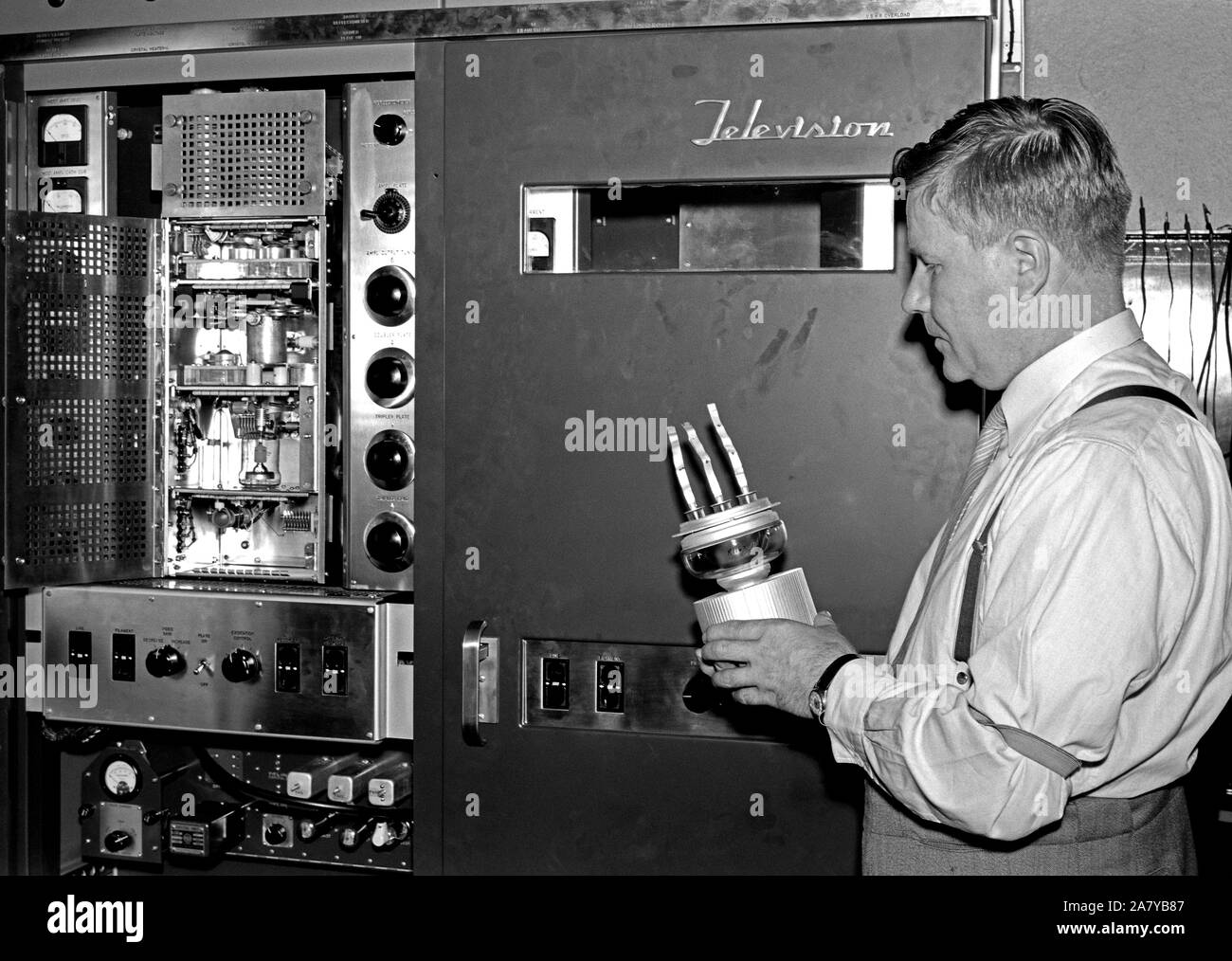 Yleisradio. Televisiotoiminnan alku. Yleisradion omalla työpajalla on Yhdysvalloista  29.6.1956 saapunut televisiolähetin viritettävänä ja työtä johtaa insinööri Lauri Häkkinen.  Hän seisoo RCA:n televisiolähettimen (tyyppimerkintä RCA TT-2AH) kuvaosakaapin edessä  ja hänellä on kädessään kuvalähettimen pääteputki (tyyppimerkintä on 7C24) eli tehotriodi  jolla kehitettiin antenniin menevän kuvasignaalin 2 kW teho. Pääteputki oli myös RCA :n  omaa tuotantoa. Stock Photo