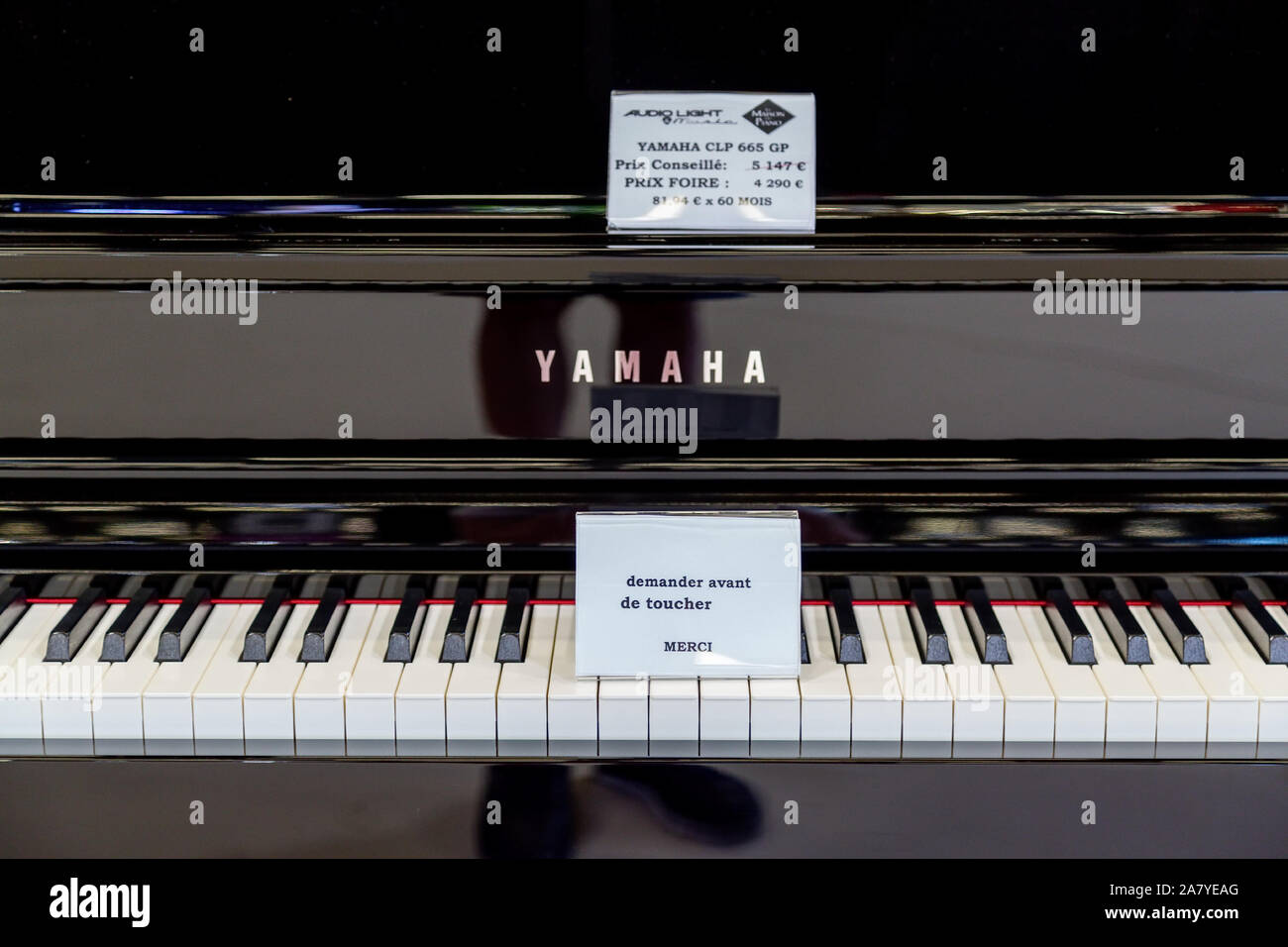 Bordeaux, France - June 1, 2019: white and black keys in Yamaha electric  pianos with a placard do not touch please ("Ne pas toucher svp" in french).  Y Stock Photo - Alamy