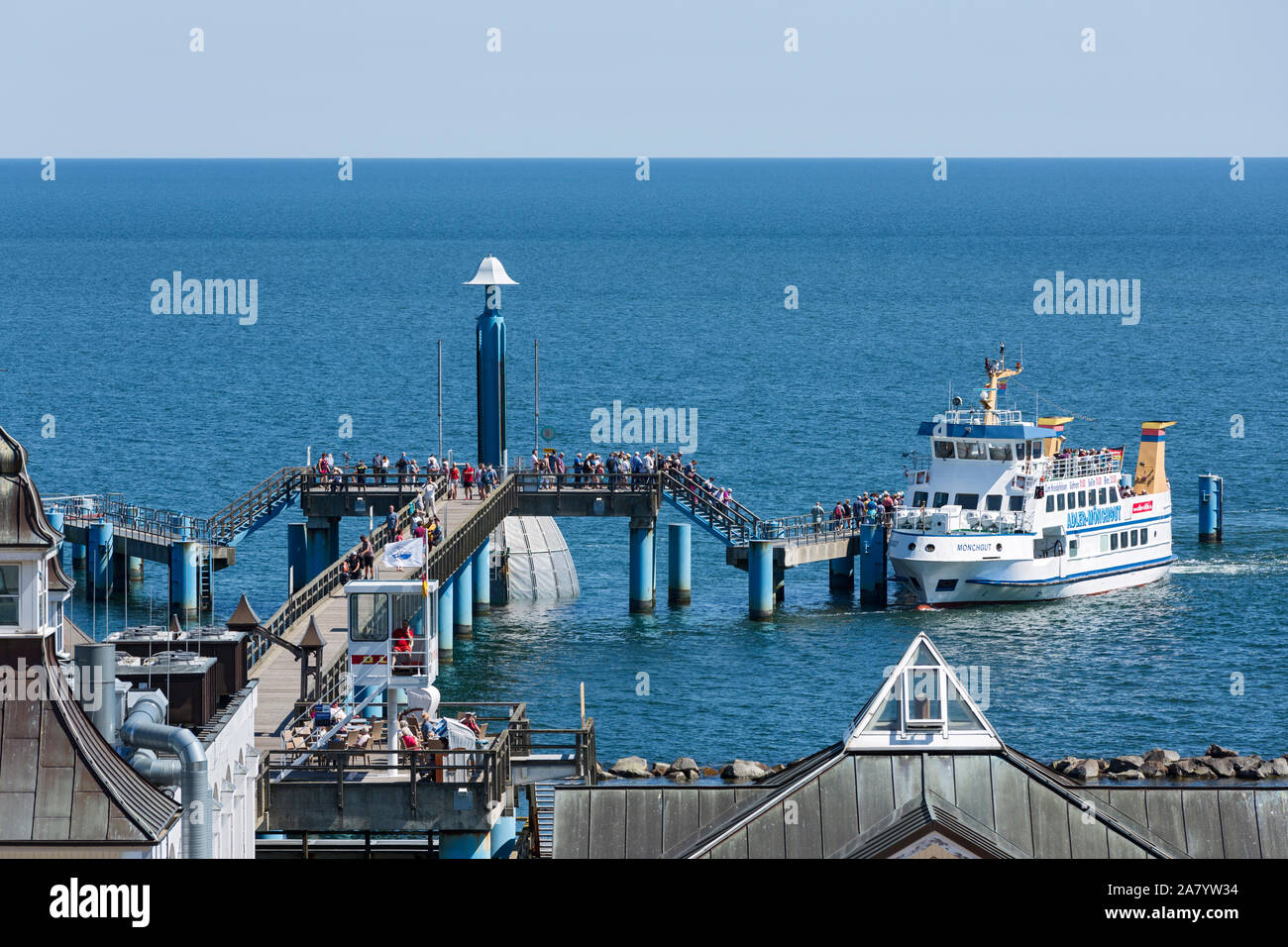 Sellin, Rügen, Seebrücke, Schiff, Touristen Stock Photo