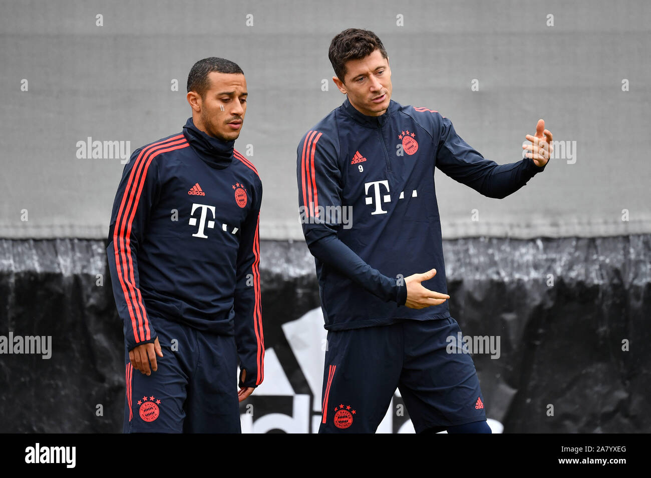 v.re:Robert LEWANDOWSKI (FC Bayern Munich) with Thiago ALCANTARA (FCB),  gesture, final training Bayern Munich before the Champions League match FC  Bayern Munich - Olympiacos FC (Piraeus), football, on 05.11.2019. | usage  worldwide