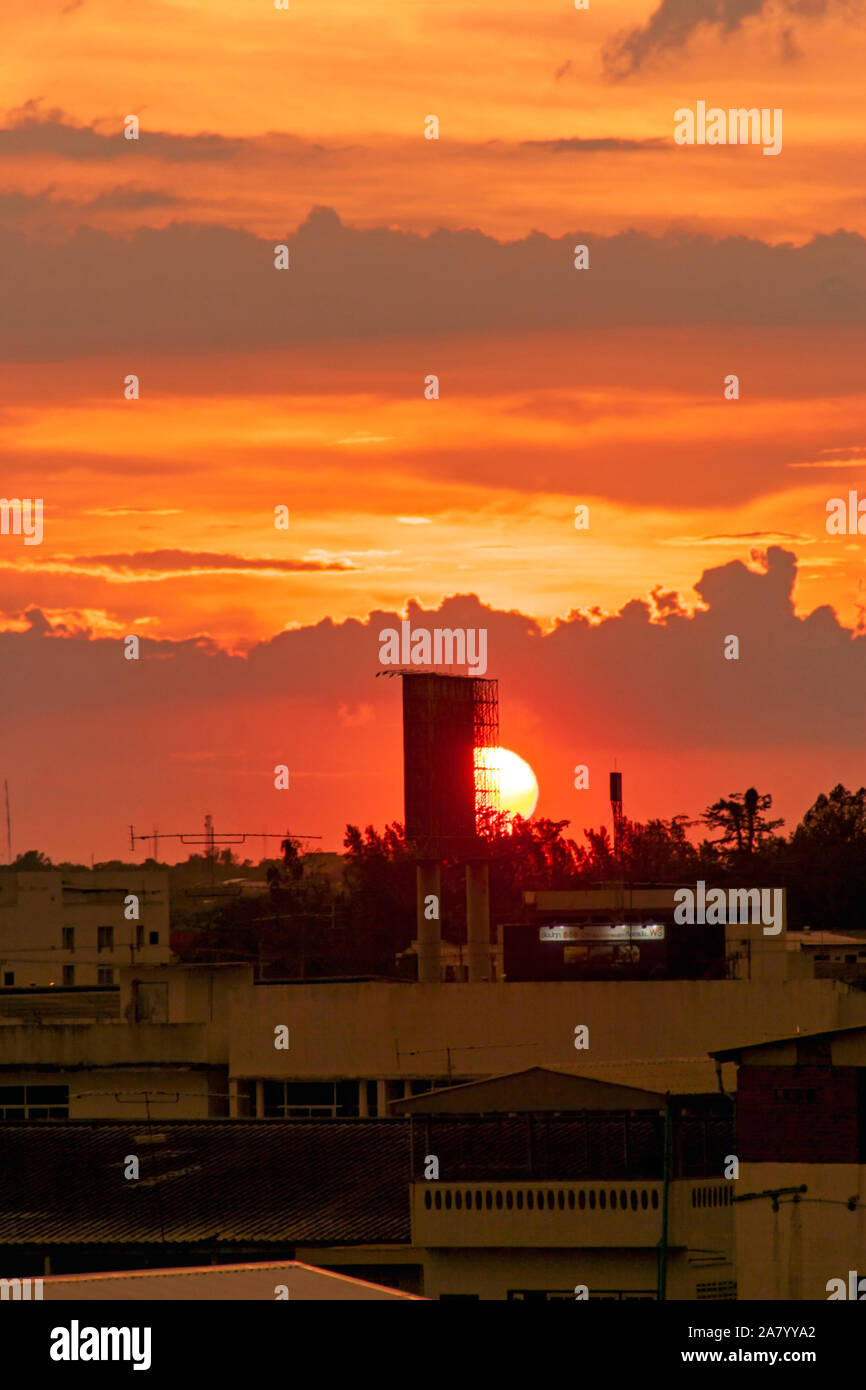 Sun setting behind buildings hi-res stock photography and images - Alamy