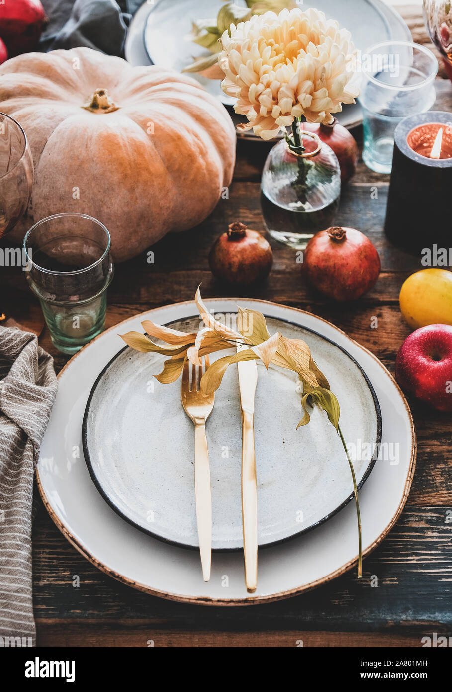 Fall table setting for Thanksgiving day party or family gatherting ...