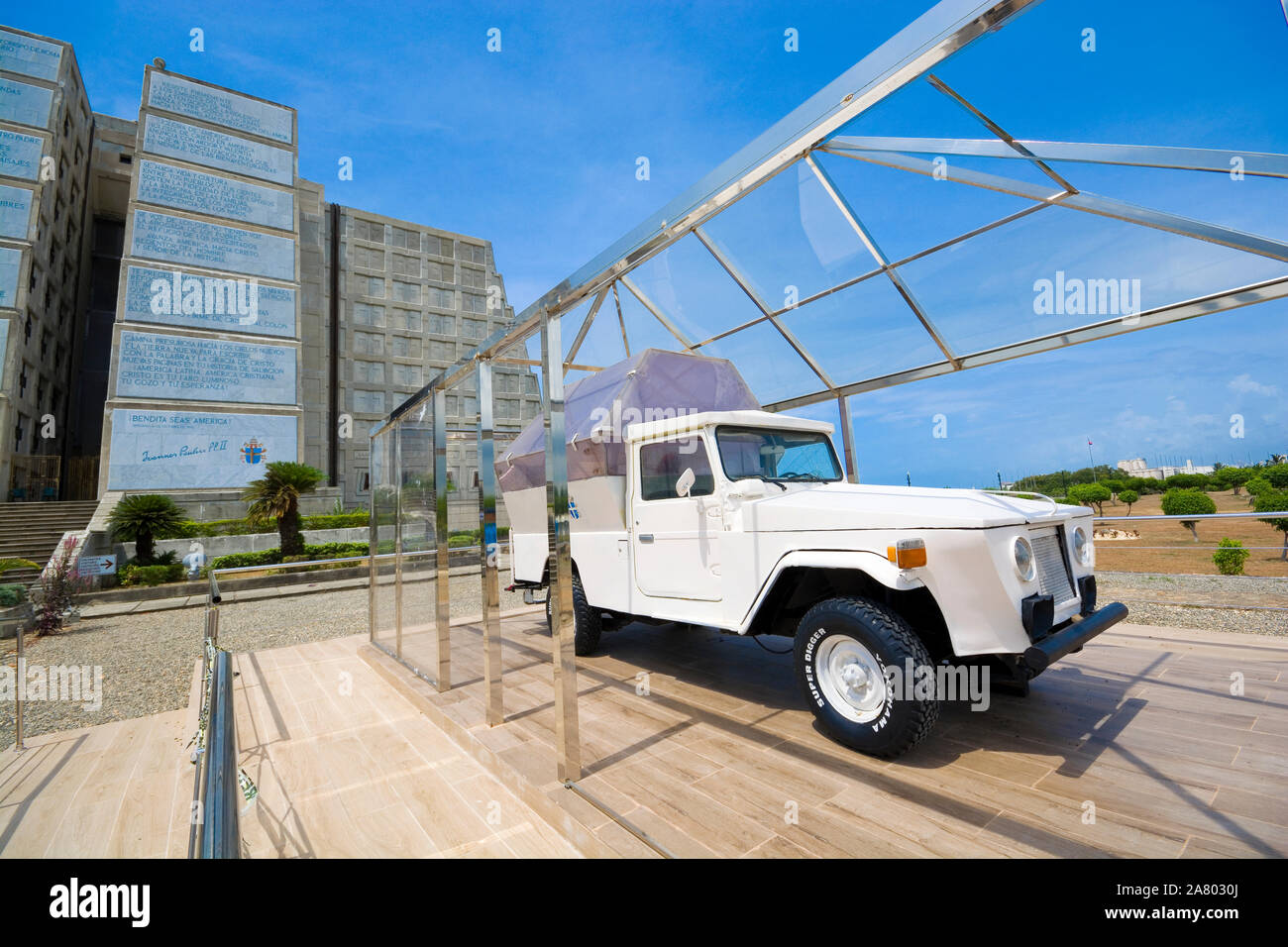 SANTO DOMINGO, DOMINICAN REPUBLIC - JUNE 26, 2019: Pope car next to Christopher Columbus lighthouse - museum monument made of reinforced concrete Stock Photo