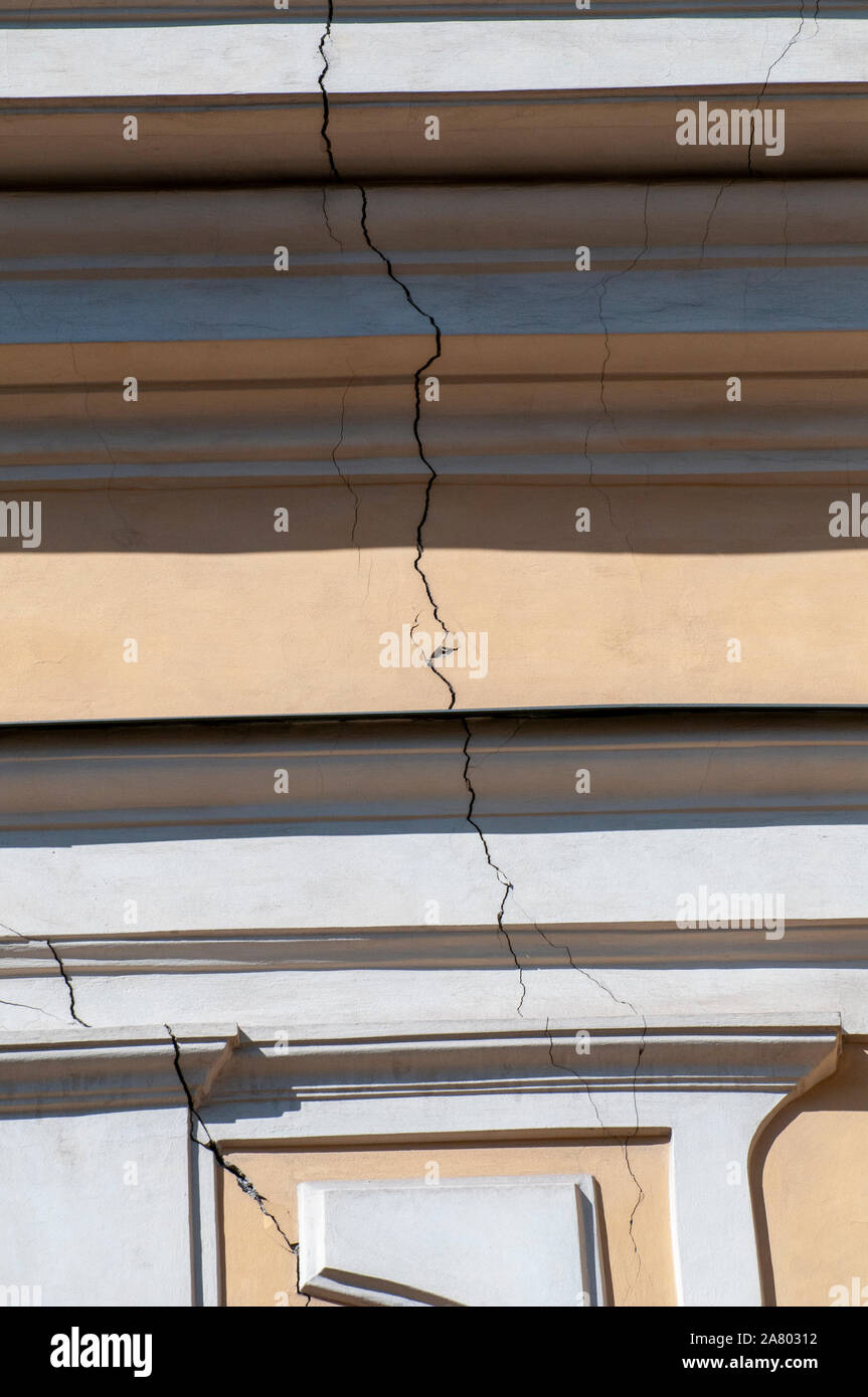 Structural crack concrete wall hi-res stock photography and images - Alamy