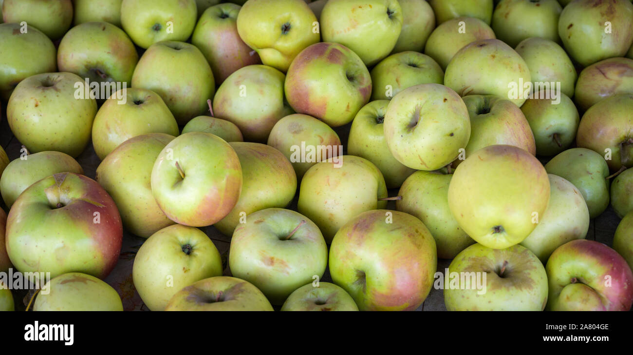 Real apples hi-res stock photography and images - Alamy
