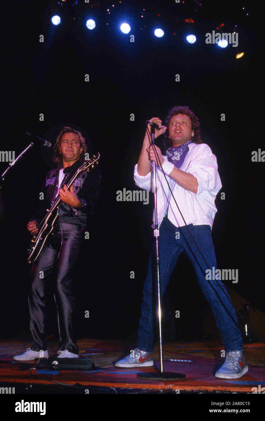 Foreigner on stage at Wembley Arena,London 1985: songer Lou Gramm with guitari st Mick Jones Stock Photo