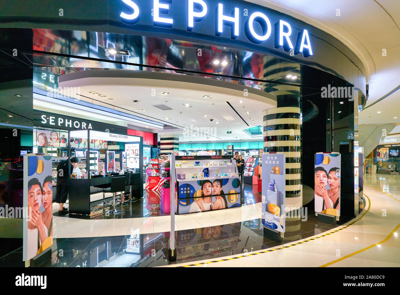 Sephora paris hi-res stock photography and images - Alamy