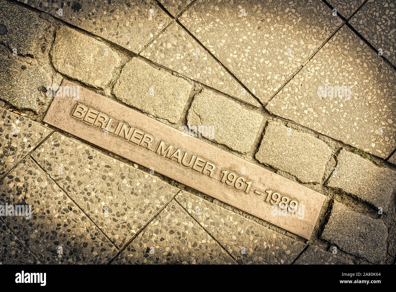 Memorial, Berlin Wall, Berliner Mauer 1961-1989, Bernauer Strasse , Berlin, Germany |Berliner Mauer 1961-1989 , Gedenkschild , Bernauer Strasse, Prenz Stock Photo