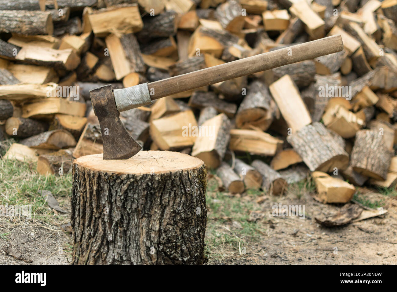 Axe stuck in tree log hi-res stock photography and images - Alamy