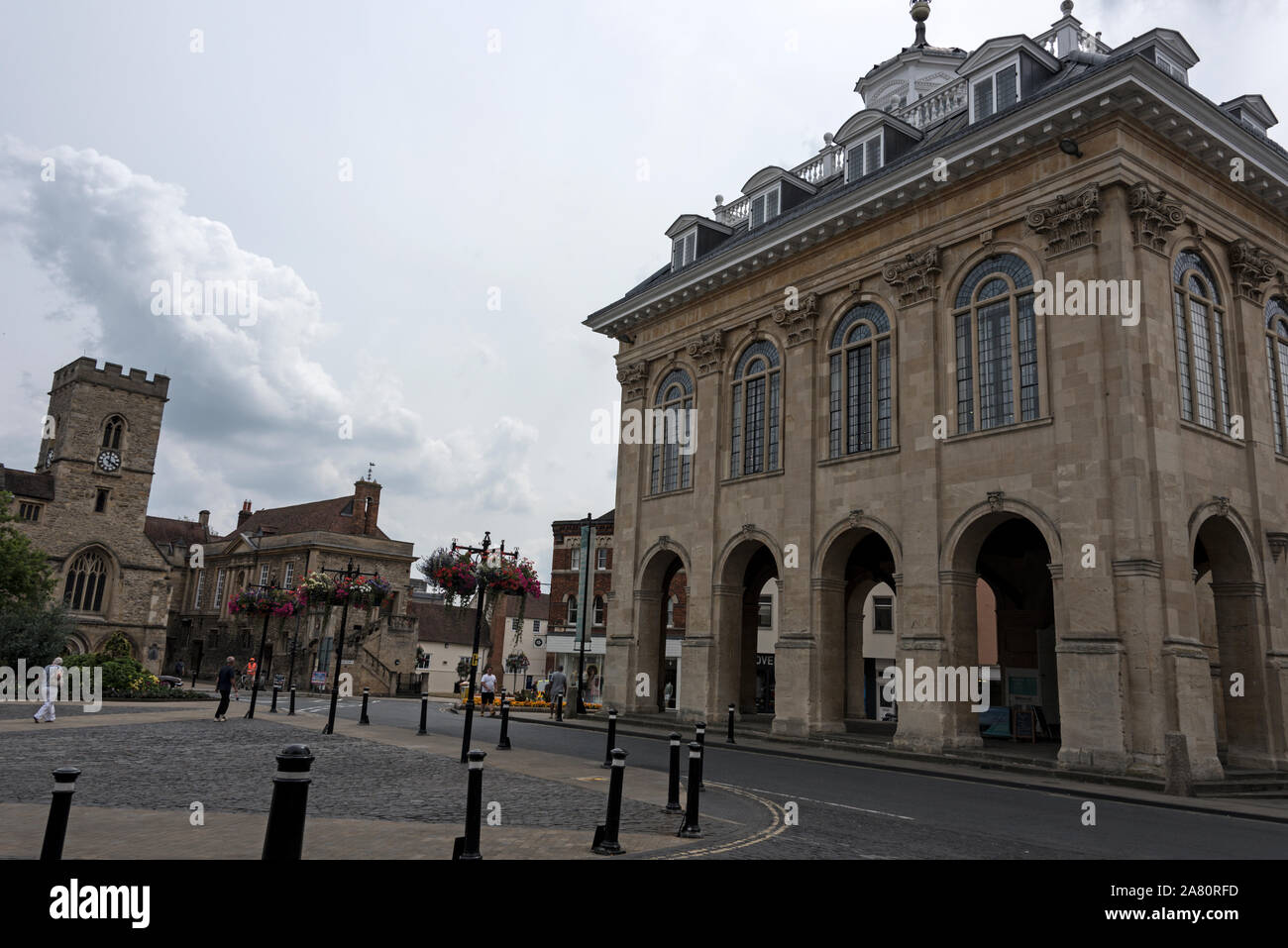 abingdon-county-hall-museum-in-market-place-towards-saint-nicolas