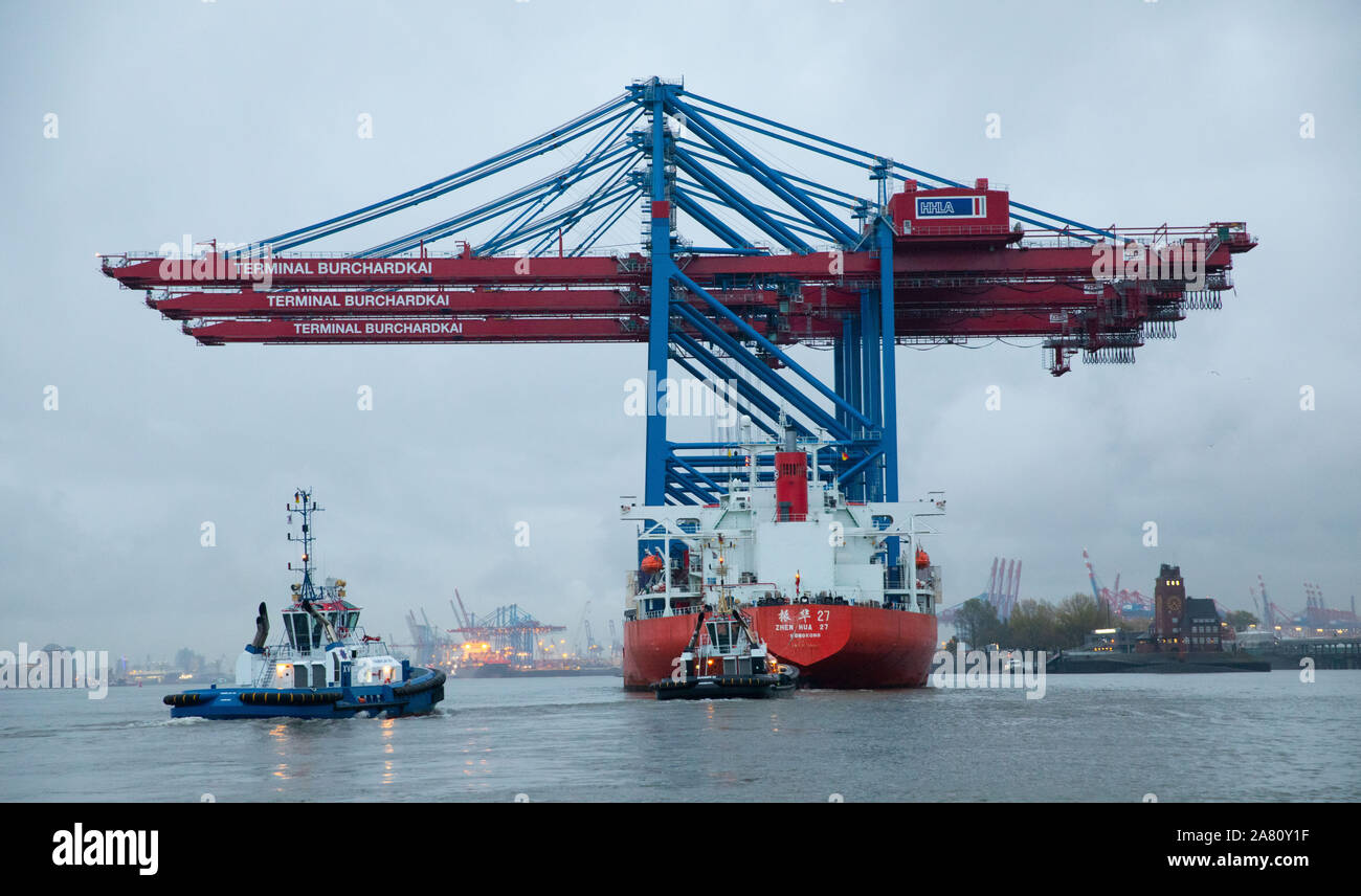 Hamburg, Germany. 05th Nov, 2019. The special ship Zhen Hua 27 with