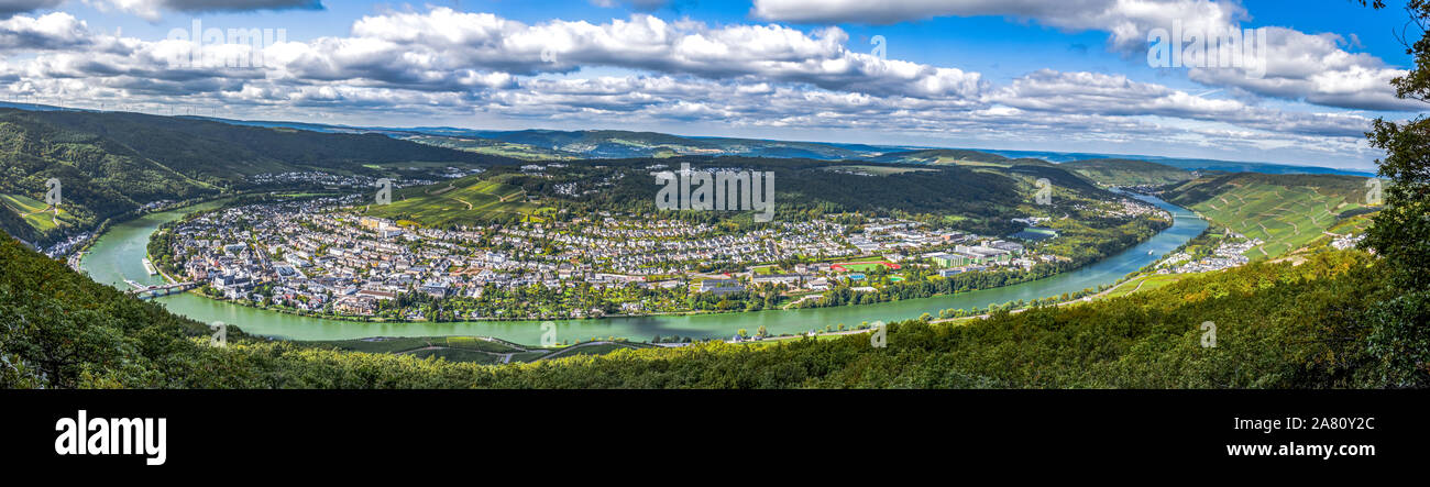 bend of the Moselle river around parts of Bernkastel-Kues, Germany, panorama view from above, Bernkastel-Wittlich district Stock Photo