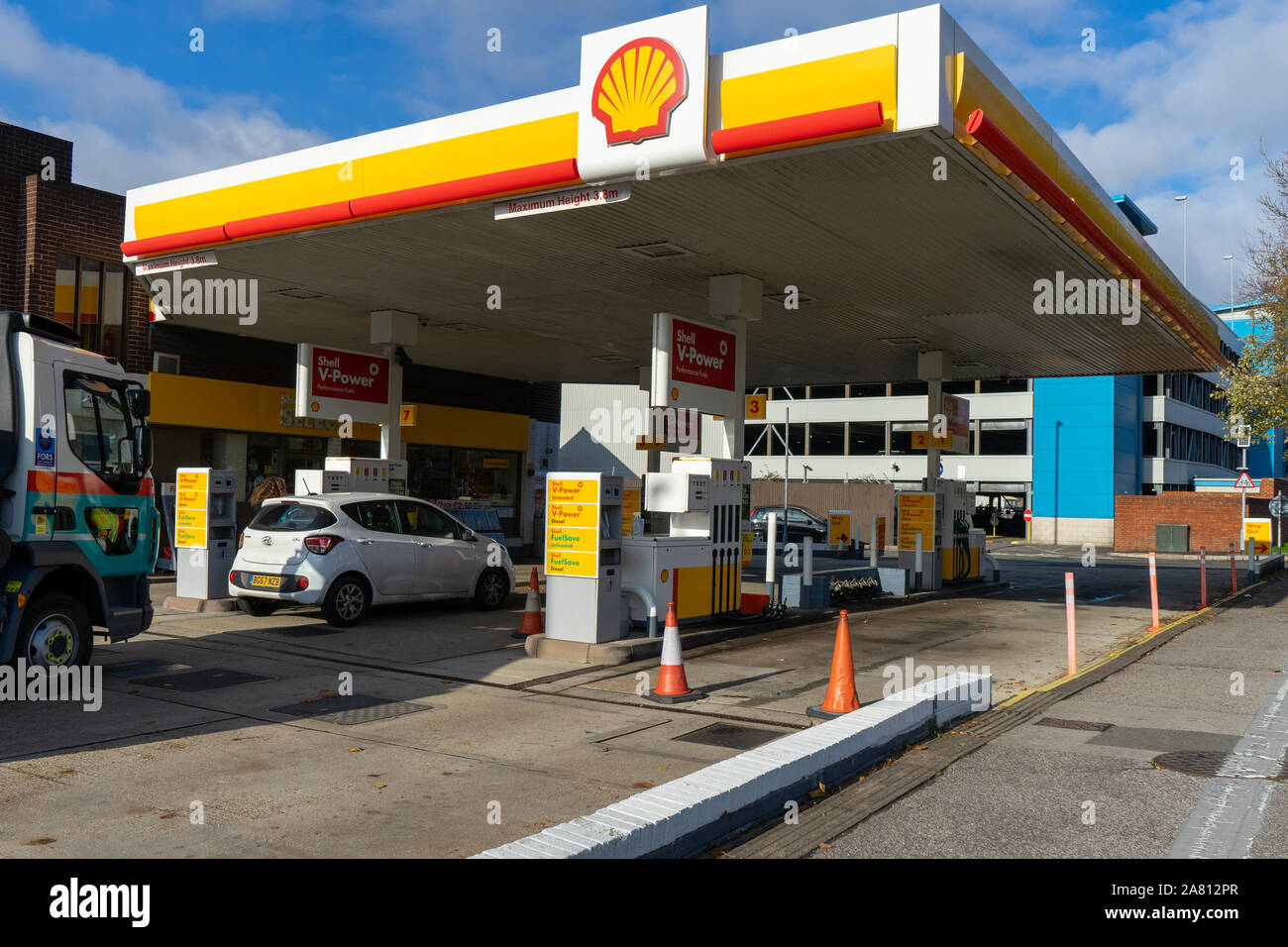 the exterior of a shell fuel garage with cars on the forecourt Stock Photo