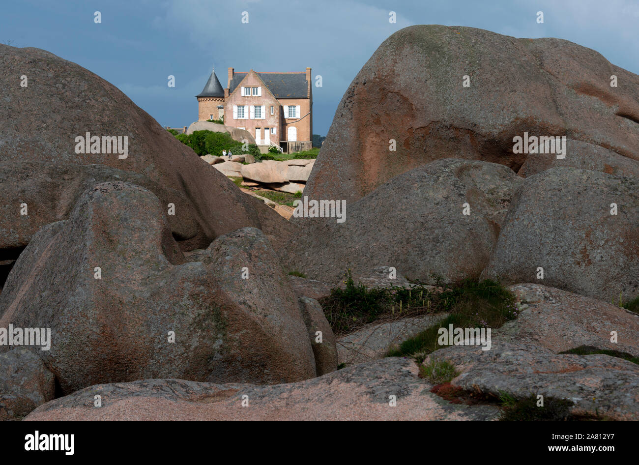 Ploumanac'h, Ploumanach, Bretagne, Landhaus und Felsen Stock Photo